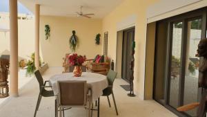 una sala da pranzo con tavolo e sedie di Les Studios de l'Oasis a Ngaparou