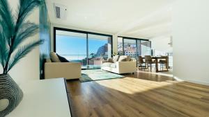 un soggiorno con vista sull'oceano di Sea Front a Câmara de Lobos