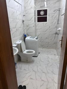 Et badeværelse på Golden Apartment + 14 billeder