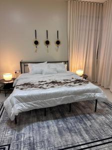 En eller flere senge i et værelse på Golden Apartment