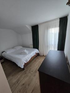 Ένα ή περισσότερα κρεβάτια σε δωμάτιο στο Vila Micul Vip