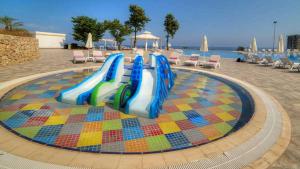 Πισίνα στο ή κοντά στο Jasmine Court Hotel Central Beachfront Location !