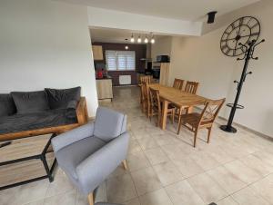 un salon avec un canapé, une table et des chaises dans l'établissement Le liez, à Peigney 12 autres photos