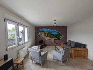 - un salon orné d'une fresque murale dans l'établissement Le liez, à Peigney