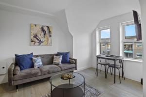 a living room with a couch and a table at Bedford BeautyI Exquisite 1BDR I Modern AmenitiesI Wi-Fi I Parking I Sleeps3 in Bedford