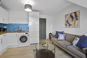 Bedford BeautyI Exquisite 1BDR I Modern AmenitiesI Wi-Fi I Parking I Sleeps3 في بيدفورد: غرفة معيشة مع أريكة وغسالة ملابس +9 صور