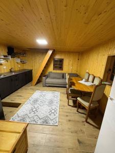 Будинок під Менчулом في راخيف: غرفة معيشة بها طاولة وأريكة