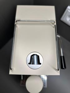 Modernes City Apartment inkl Garage und Balkon في لينز: صندوق معدني بداخله كرة معدنية