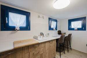 Villino Elvira في كوستوناتشي: مطبخ مع كونتر ونوافذ +18 صورة