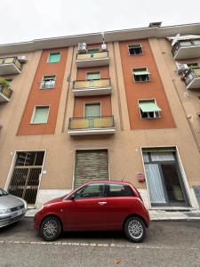 特尔尼EDA Home的一辆红色汽车停在一栋建筑物前