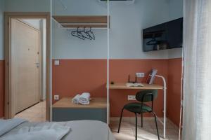ein Schlafzimmer mit einem Bett, einem Schreibtisch und einem Stuhl in der Unterkunft City Vibe Standard in Thessaloniki