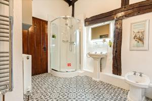 un baño con ducha y lavabo en The George Inn, en Buckinghamshire 51 fotos más