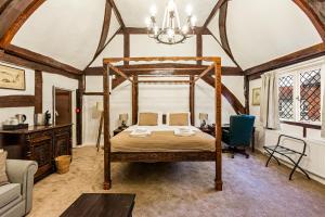 Un dormitorio con una cama con dosel en una habitación. en The George Inn, en Buckinghamshire
