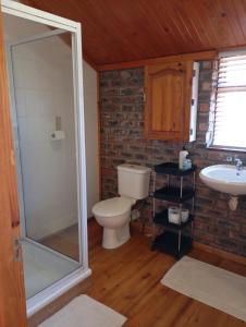 Ένα μπάνιο στο Spacious Home, 2-Bed, 2-Bath, Braai Area, Parking