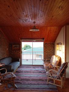 Χώρος καθιστικού στο Spacious Home, 2-Bed, 2-Bath, Braai Area, Parking