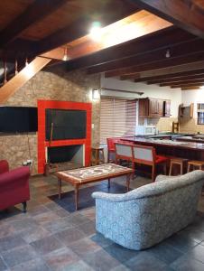 Η κουζίνα ή μικρή κουζίνα στο Spacious Home, 2-Bed, 2-Bath, Braai Area, Parking