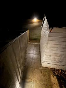 eine Treppe, die nachts zu einem Gebäude führt in der Unterkunft 1a Woodlands Edge in Trowbridge + 3 Fotos