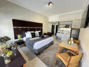 una stanza d'albergo con un letto e un tavolo di Promenade Place Nelspruit a Nelspruit