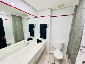 un bagno con vasca, WC e lavandino di Promenade Place Nelspruit a Nelspruit Altre 26 foto