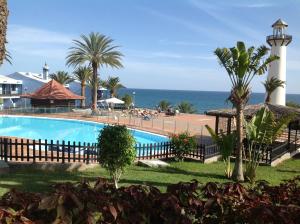 Bazén v ubytování Luxury Beach - Heated pool & Beachfront access nebo v jeho okolí