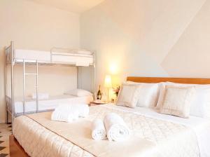 Ένα ή περισσότερα κρεβάτια σε δωμάτιο στο AQUARAMA - private pool - Lakefront apartment end free parking