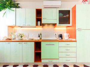 Η κουζίνα ή μικρή κουζίνα στο AQUARAMA - private pool - Lakefront apartment end free parking