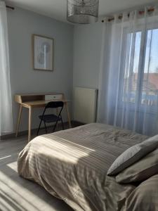 een slaapkamer met een bed, een bureau en een raam bij Le relais jeanne d'arc in Cirfontaines-en-Ornois +35 foto's