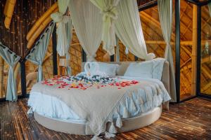 En eller flere senge i et værelse på Astha Bamboo House