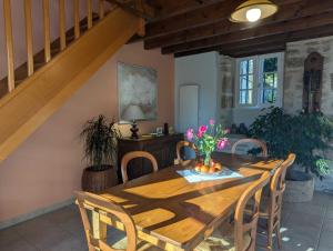 een eetkamer met een houten tafel en stoelen bij Gite du seminaire in Langres