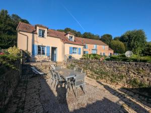een tafel en stoelen voor een huis bij Gite du seminaire in Langres