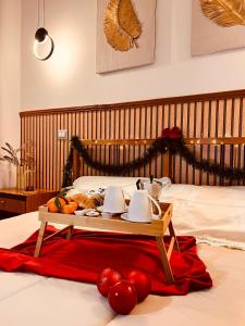 un vassoio di cibo sopra un letto di Casa Vacanze Gioia a Pellezzano