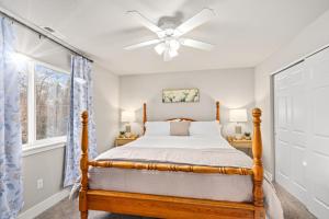 Ένα ή περισσότερα κρεβάτια σε δωμάτιο στο Hot Tub, Sleeps 12, Well-Stocked Kitchen, Central Location, Modern Home