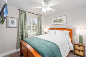 Ένα ή περισσότερα κρεβάτια σε δωμάτιο στο Hot Tub, Sleeps 12, Well-Stocked Kitchen, Central Location, Modern Home