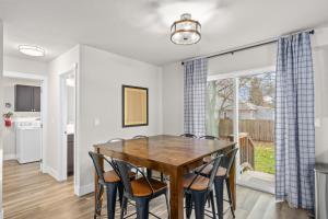 Φωτογραφία από το άλμπουμ του Hot Tub, Sleeps 12, Well-Stocked Kitchen, Central Location, Modern Home σε Coeur d'Alene