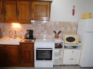 eine Küche mit einem weißen Herd und einer Mikrowelle in der Unterkunft Les pivoines in Richebourg + 10 Fotos