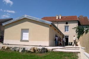 eine Gruppe von Menschen steht vor einem Haus in der Unterkunft Le cedre bleu in Goncourt + 3 Fotos