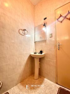 um banheiro com pia e chuveiro em Chácara c/ Piscina, Churrasqueira com vista linda em Poços de Caldas