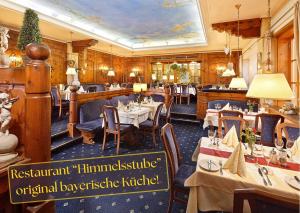 Un restaurante con mesas y sillas en una sala. en Hotel Schlosskrone, en Füssen