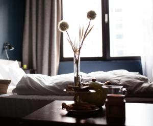 a table with a vase with flowers on top of a bed at Burgfräulein in Hardegg