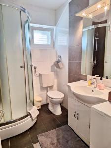 Ένα μπάνιο στο Apartment Katarina