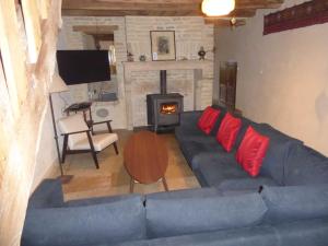 un salon avec un canapé bleu et une cheminée dans l'établissement Eco gite de la rainette, à Chantraines