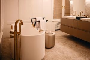 ein Badezimmer mit Badewanne, Waschbecken und Spiegel in der Unterkunft MEWS House Zürich in Zürich