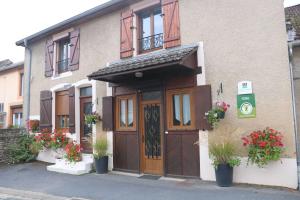 ein Gebäude mit einer Tür und Blumen davor in der Unterkunft Gite de la fontaine in Saint-Blin