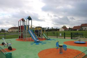 ein Spielplatz mit Rutsche in einem Park in der Unterkunft Gite de la fontaine in Saint-Blin
