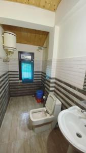 Ένα μπάνιο στο Cabin 8 Jibhi