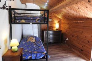 een slaapkamer met een stapelbed in een hut bij La verte vallee in Orbigny-au-Val
