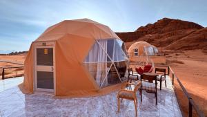 DisahにあるHAGIA SOPHIA lUXURY CAMPの砂漠のテント(テーブル、椅子付)