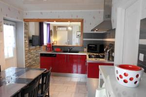 Kuchyň nebo kuchyňský kout v ubytování Le paradis des abeilles