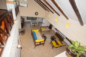 een bovenaanzicht van een woonkamer met stoelen en tafels bij The Malindi Mansion in Malindi