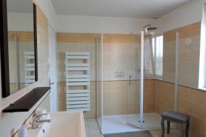 Koupelna v ubytování Le paradis des abeilles + 9 fotografií